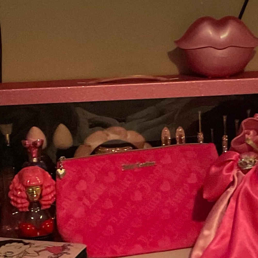 PINK JUICY COUTURE MAKEUP TRAVEL BAG!